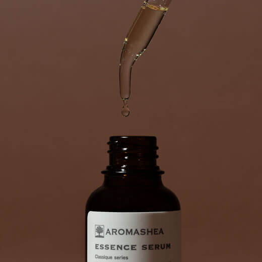 アロマシア エッセンスセラム スポイトから落ちる美容液