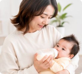 赤ちゃんにミルクをあげる母親