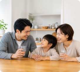 家族で水を飲む様子