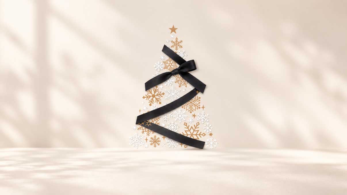 雪の結晶とリボンで飾られたクリスマスツリー